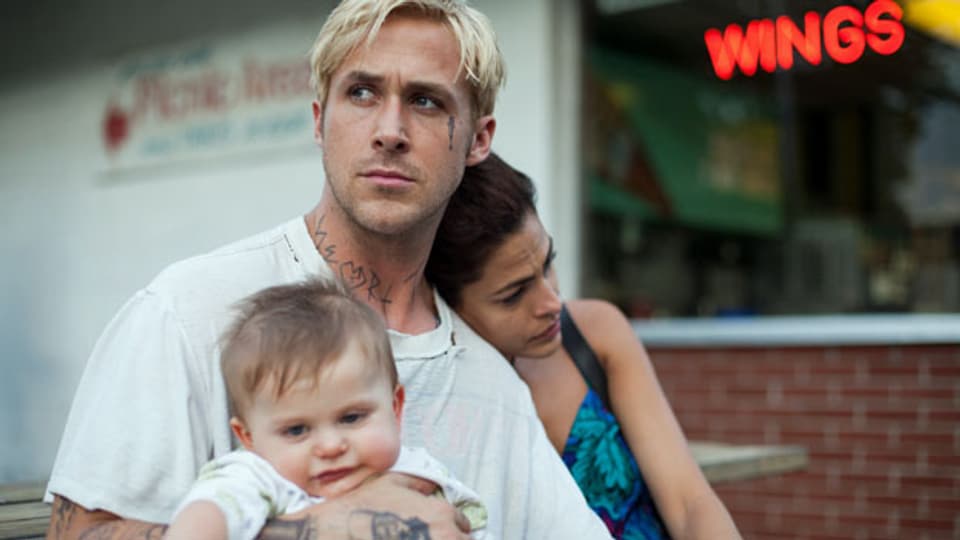 Luke (Ryan Gosling) mit seiner Ex-Freundin Romina (Eva Mendez) und dem gemeinsamen Baby.