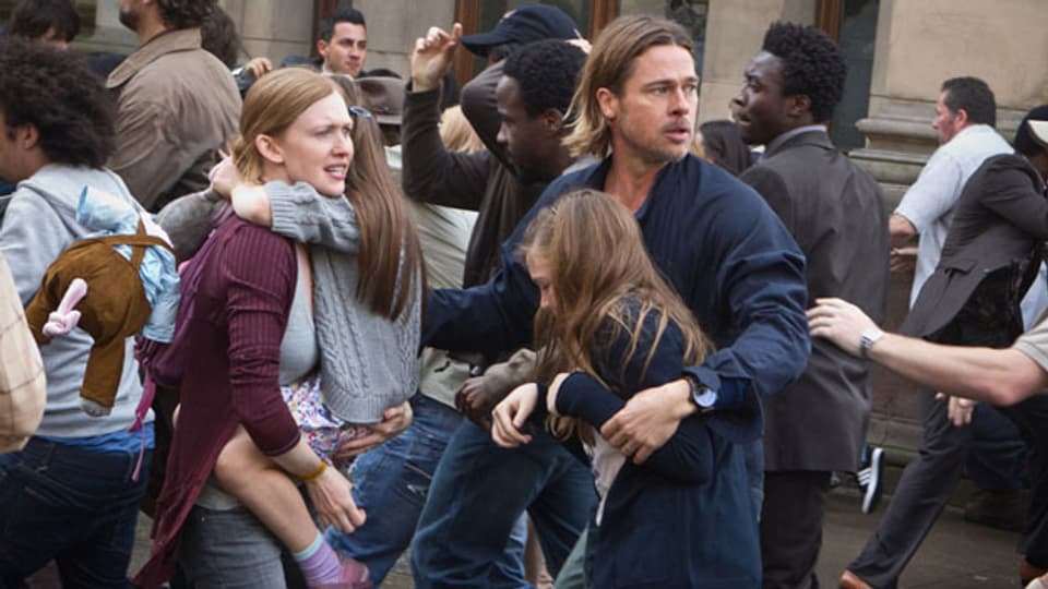 Gerry Lane (Brad Pitt) gerät mit Frau (Mireille Enos) und Kindern in eine gigantische Zombie-Attacke.