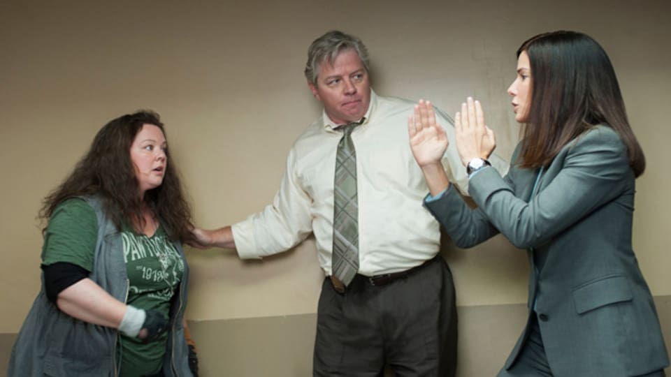 Captin Woods (Thomas F. Wilson) muss schauen, dass seine Polizistin Mullins (Melissa McCarthy, links) und die FBI-Agentin Ashburn (Sandra Bullock) nicht aufeinander losgehen.