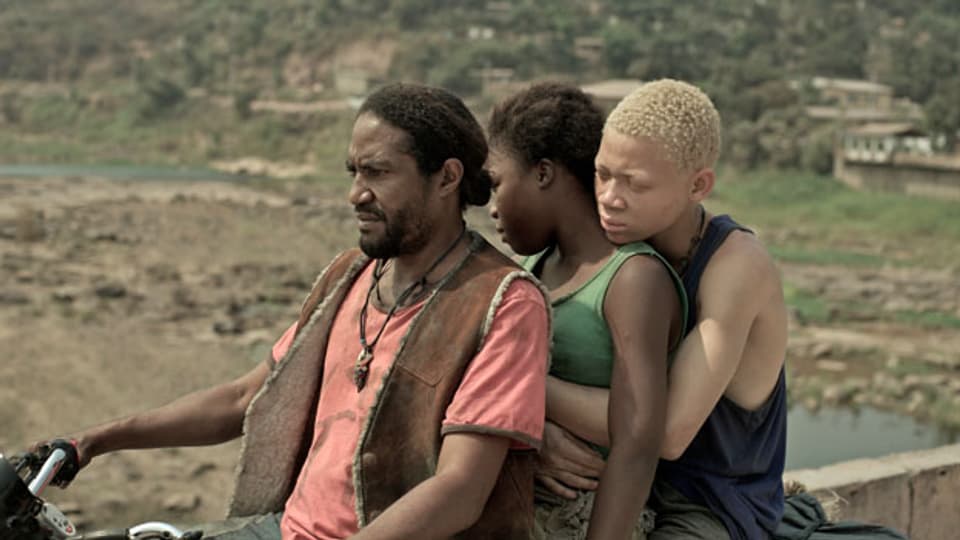 Komona (Rachel Mwanza) flüchtet mit dem Magier (Serge Kanyinda, rechts) zu ihrem Onkel (Ralph Prosper).