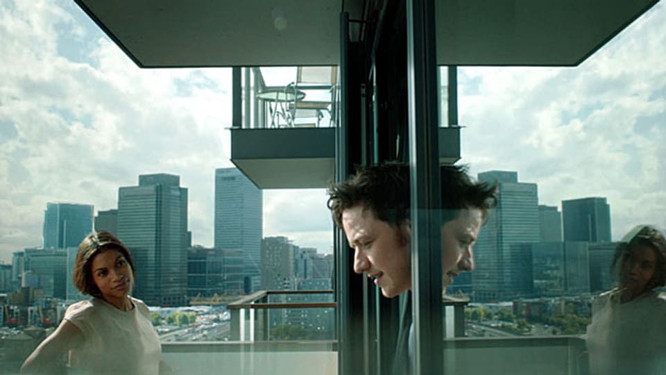 Die Hypnose-Therapeutin Elizabeth (Rosario Dawson) führt Simon (James McAvoy) ins Spiegellabyrinth seiner verschütteten Erinnerungen.
