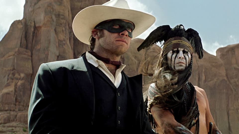 Ein Pferd hat Tonto (Johnny Depp, rechts) erzählt, John Reid (Armie Hammer) alias The Lone Ranger sei unbesiegbar.