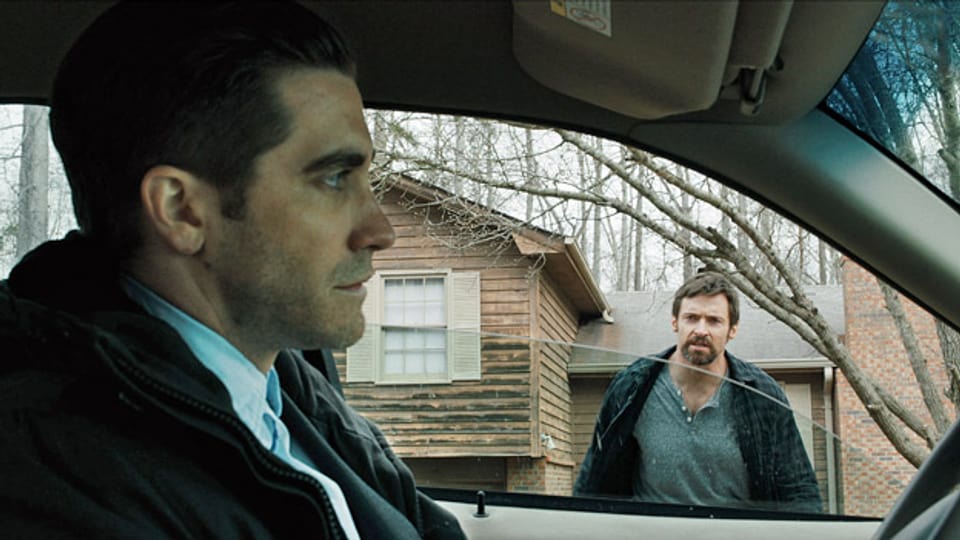 Detective Loki (Jake Gyllenhaal, links) untersucht die Entführung von Keller Dovers (Hugh Jackman) kleiner Tochter.