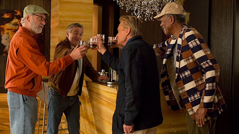 Prost Billy (Michael Douglas, 3.v.l.): Der zukünftige Bräutigam feiert den Polterabend mit Sam (Kevin Kline, 1.v.l.), Paddy (Robert De Niro, 2.v.l.) und Archie (Morgan Freeman).