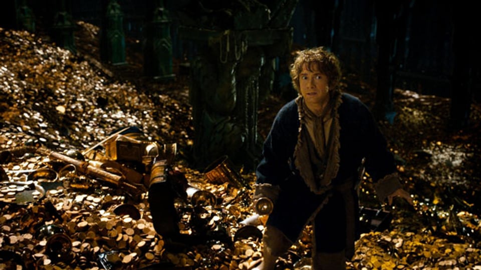 Der Hobbit Bilbo (Martin Freeman) sucht im vom Drachen bewachten Zwergenschatz einen besonderen weissen Edelstein.