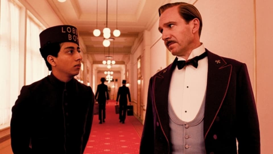 Der Concierge Gustave H. (Ralph Fiennes, rechts) nimmt den Lobby Boy Zero (Tony Revolori) unter seine Fittiche.