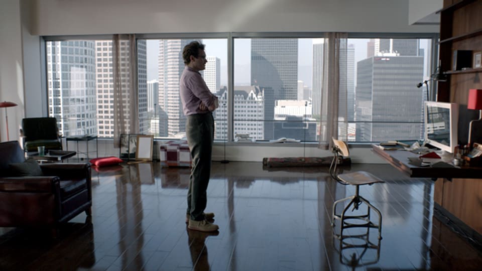 Theodore (Joaquin Phoenix) ist nur scheinbar allein in seiner Wohnung, denn das Betriebssystem seines Computers ist ständig für ihn da.