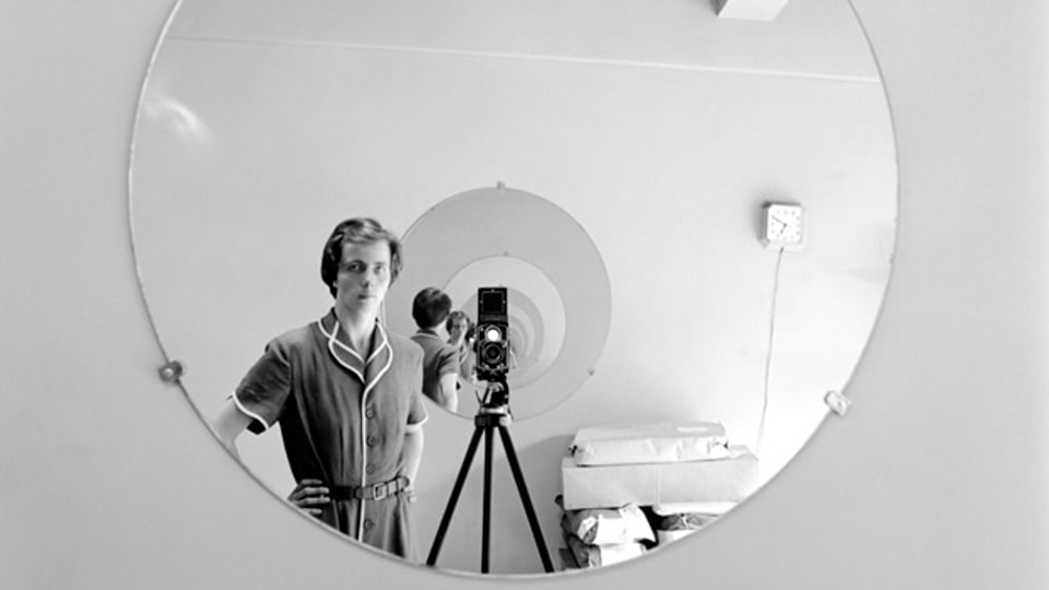Eines der vielen Selbstporträts von Vivian Maier.
