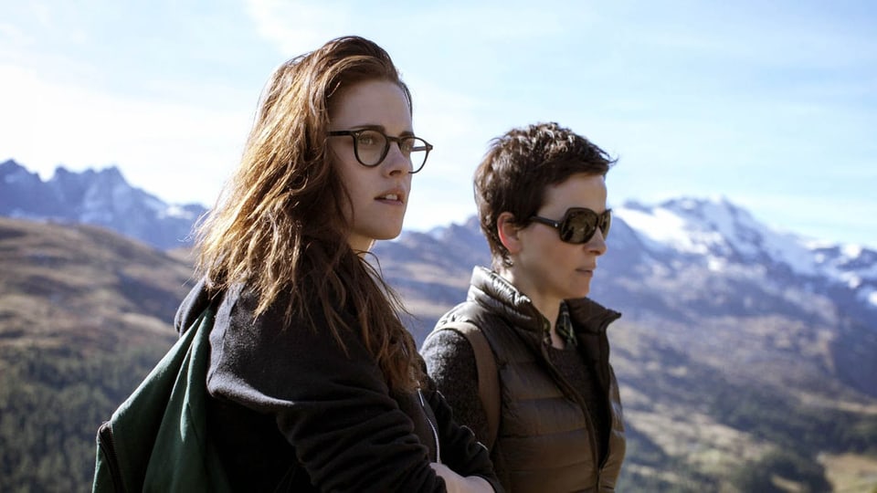 Maria (Juliette Binoche) und Valentine (Kristen Stewart) proben Rollen beim Wandern.
