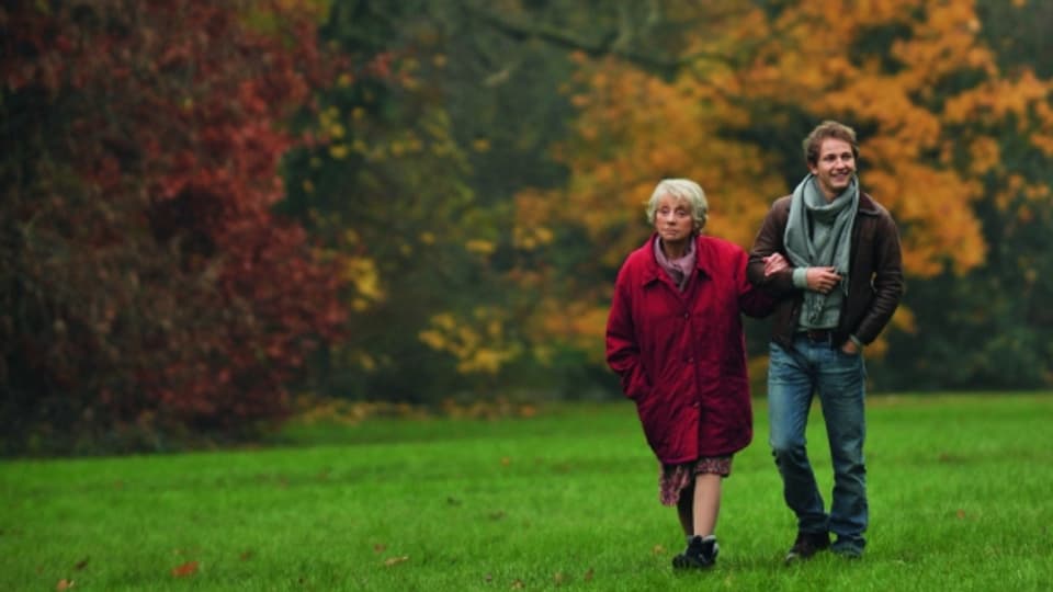 Im Herbst geht das Leben weiter: Romain (Mathieu Spinosi) und seine Oma (Annie Cordy).