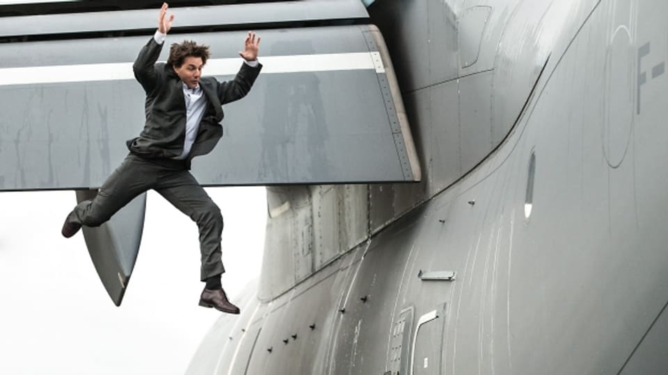 Ethan Hunt (Tom Cruise) demonstriert eine neue Art, ein Flugzeug zu boarden.