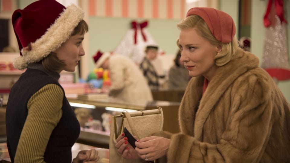 Gleich bei der ersten Begegnung funkt es zwischen Therese (Rooney Mara, links) und Carol (Cate Blanchett).