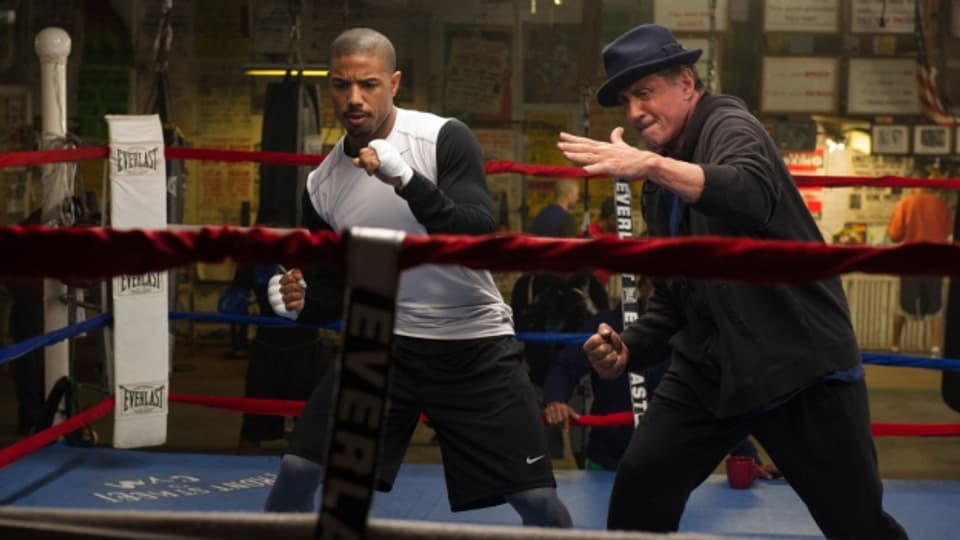 Rocky Balboa (Sylvester Stallone, rechts) trainiert Adonis Creed (Michael B. Jordan).