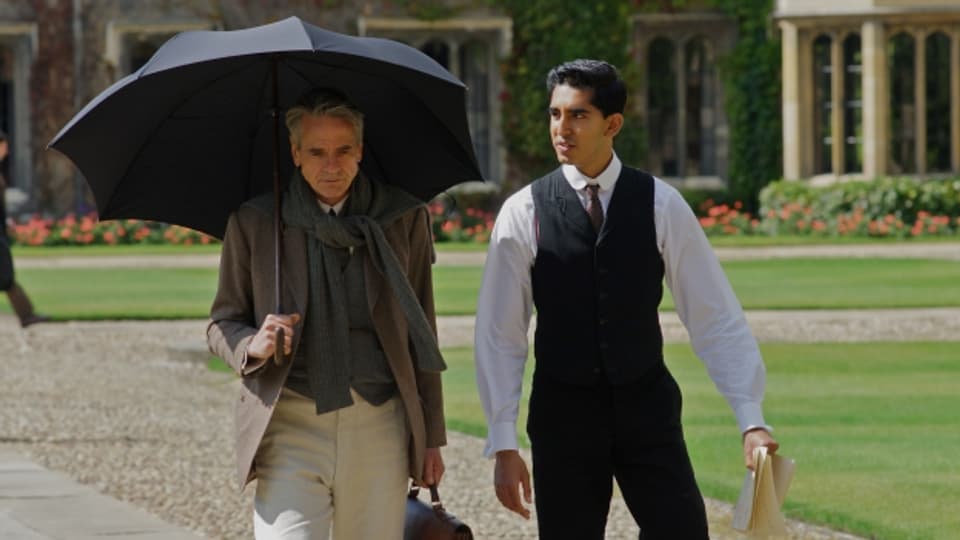 Professor Hardy (Jeremy Irons) will Beweise für Ramanujans (Dev Patel) revolutionäre Mathematik.