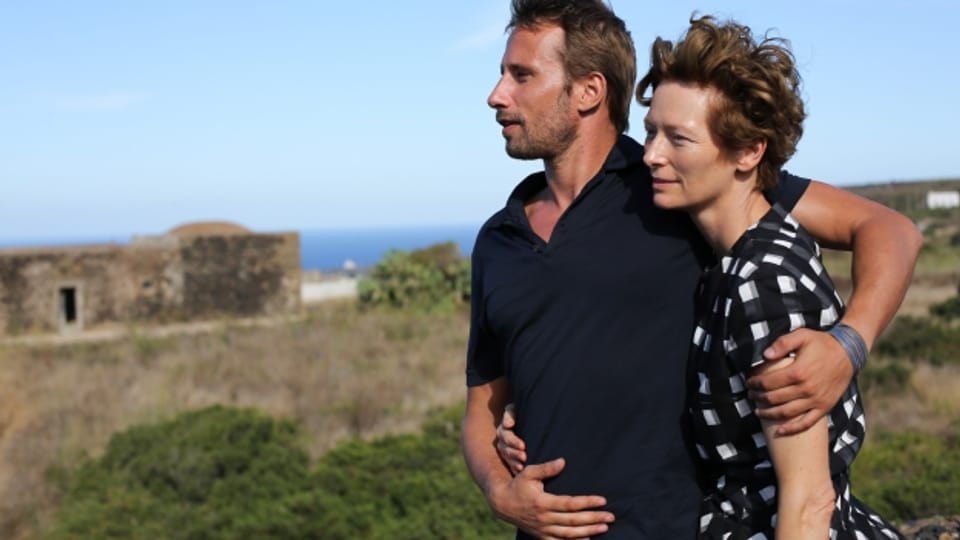 Rocksängerin Marianne (Tilda Swinton) hängt mit Paul (Mathias Schoenaerts) auf Pantelleria ab.