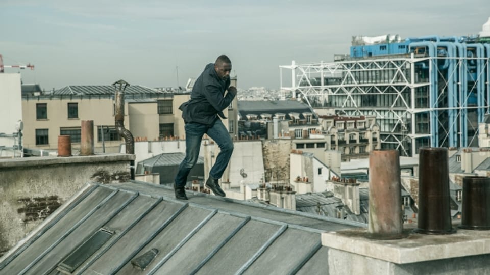 Eine Verfolgung über den Dächern von Paris mit Idris Elba: nichts Neues, aber dennoch spektakulär.
