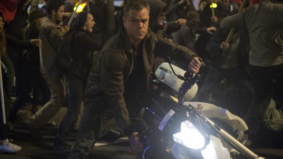 Jason Bourne (Matt Damon) klaut einem Athener Polizisten das Motorrad.