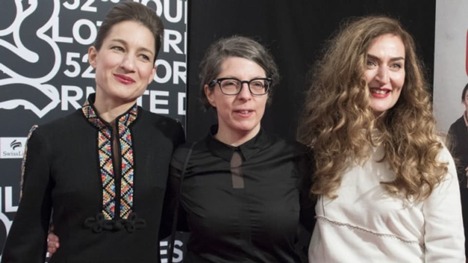 Petra Volpe (Mitte) mit Darstellerinnen ihres neuen Films «Die göttliche Ordnung».