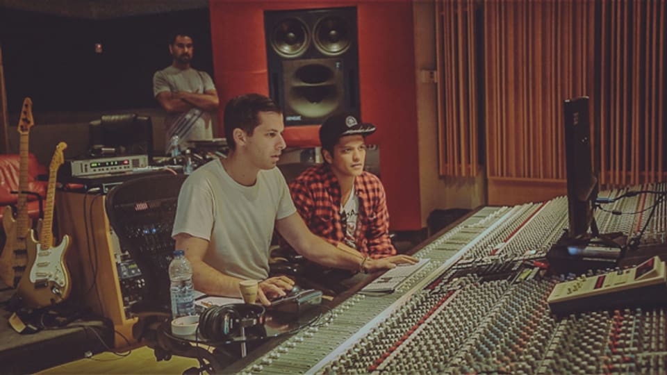 Mark Ronson (links) und Bruno Mars zusammen im Studio.