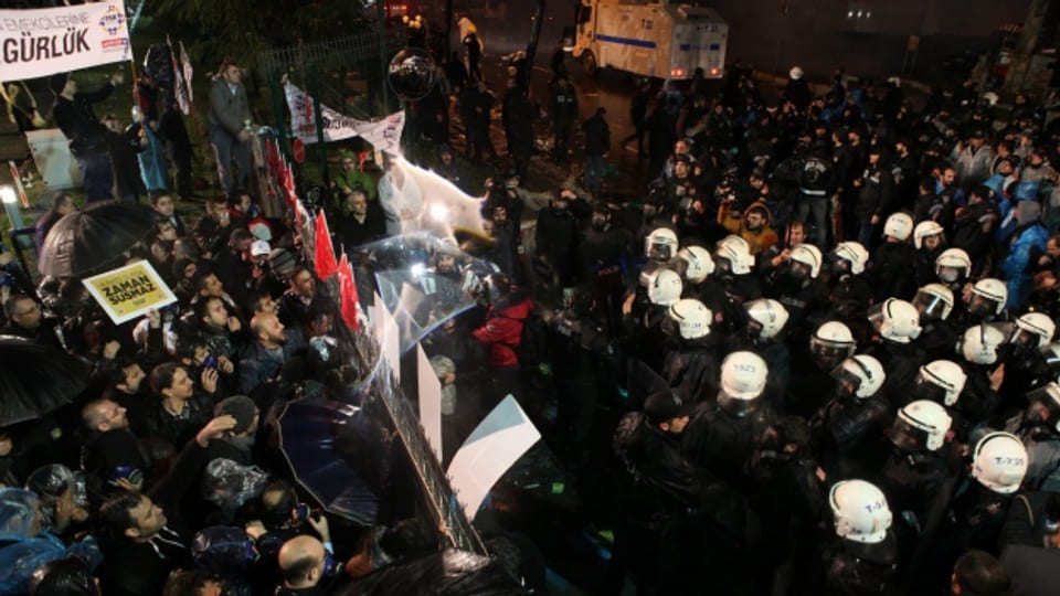Türkische Polizisten stürmen die Redaktion von "Zaman"