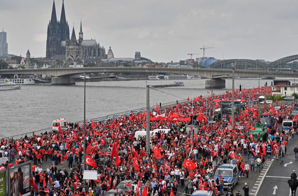 Zehntausende versammeln sich in Köln um ihre Sympathie mit dem türkischen Präsidenten zu bekunden.