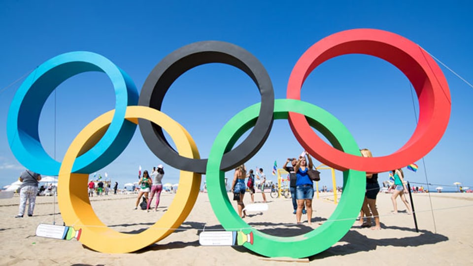 Olympische Ringe am Strand von Rio