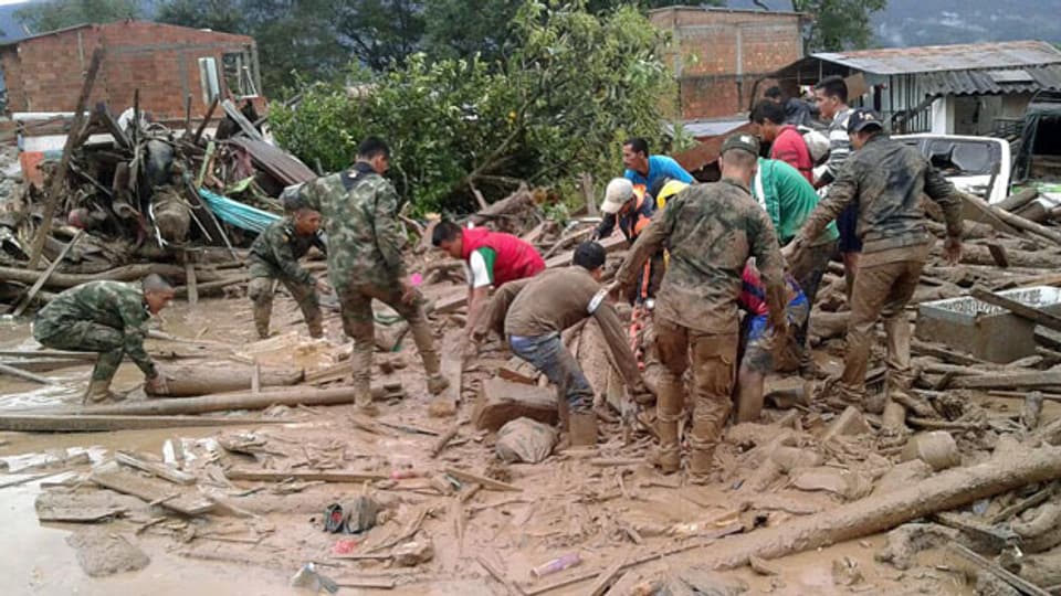 Helfer bergen Verletzte in Mocoa
