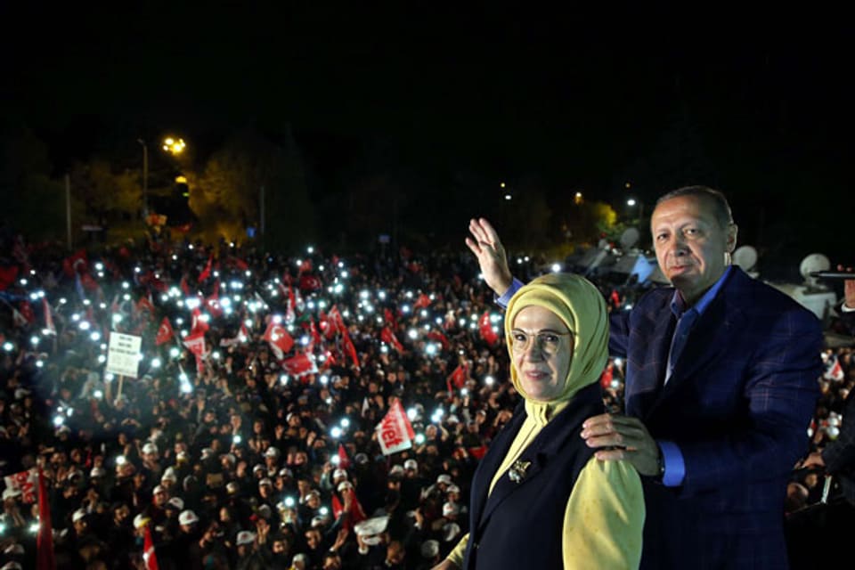 Der türkische Präsident Erdogan führt sein Land eine Zukunft mit einem neuen politischen System. Fast die Hälfte aller Türkinnen und Türken ist darüber nicht glücklich.
