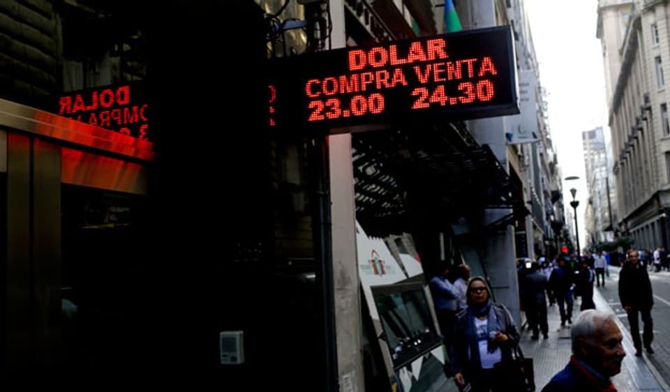 Die argentinische Währung, der Peso, verliert stark an Wert, die Wirtschaft leidet und es werden im Land unangenehme Erinnerungen wach.