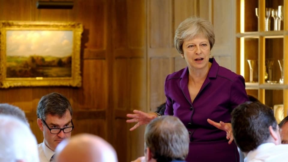 Premierministerin Theresa May spricht mit ihrer Regierung über die britische Brexit-Verhandlungsposition