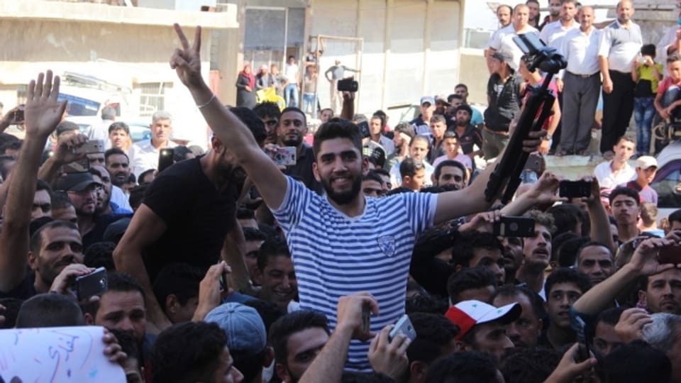 Menschen in der Provinz Daraa feiern die Ankunft der syrischen Armee.