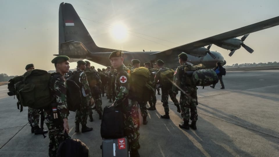 Trotz schwieriger Umstände hat das indonesische Militär damit begonnen, Hilfsmaterial in die betroffene Region auf Sulawesi zu fliegen.