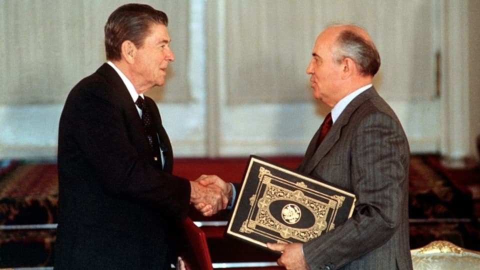 Reagan und Gorbatschow bei der Ratifizierung des INF-Vertrags 1988.