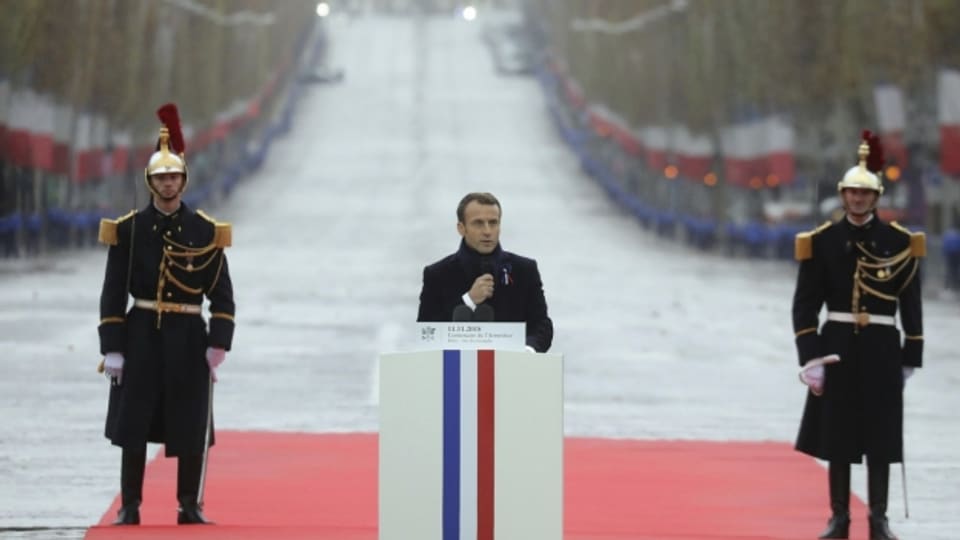 Frankreichs Präsident Emmanuel Macron redet vor dem Triumphbogen in Paris.