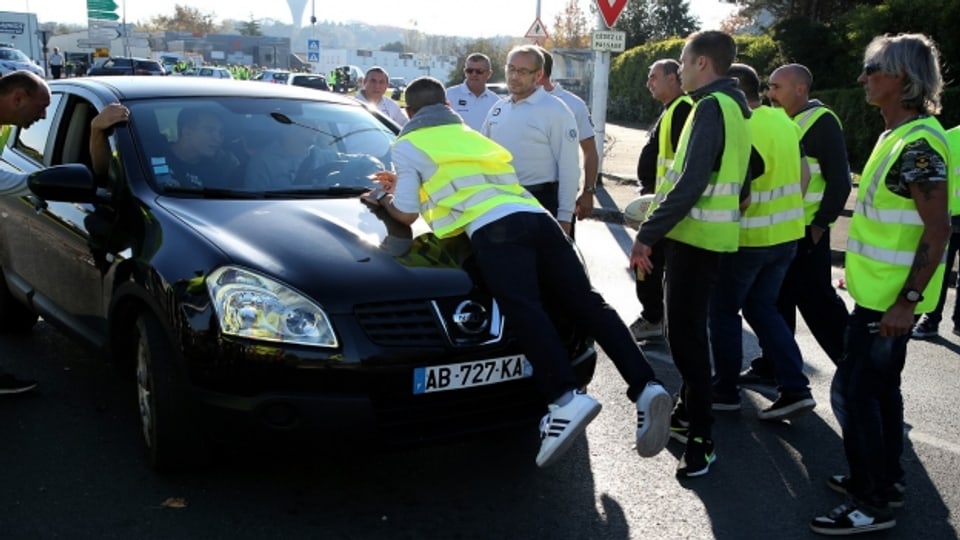 Aus Wut über Steuern auf Treibstoff gingen Zehntausende in Frankreich auf die Strasse und blockierten den Verkehr.