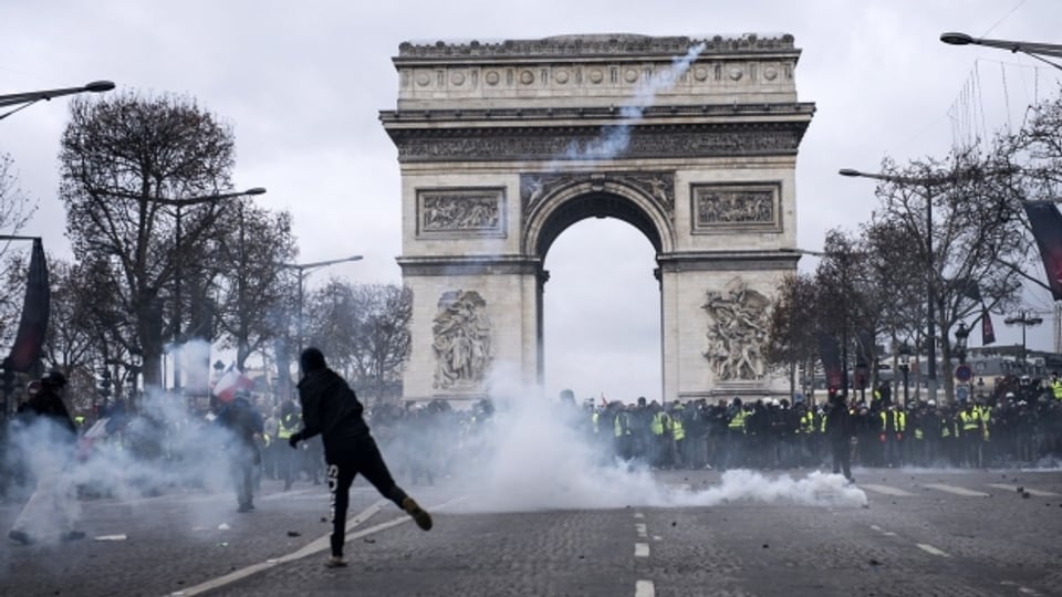 Beim Arc de Triomphe in Paris lag heute Tränengas in der Luft.