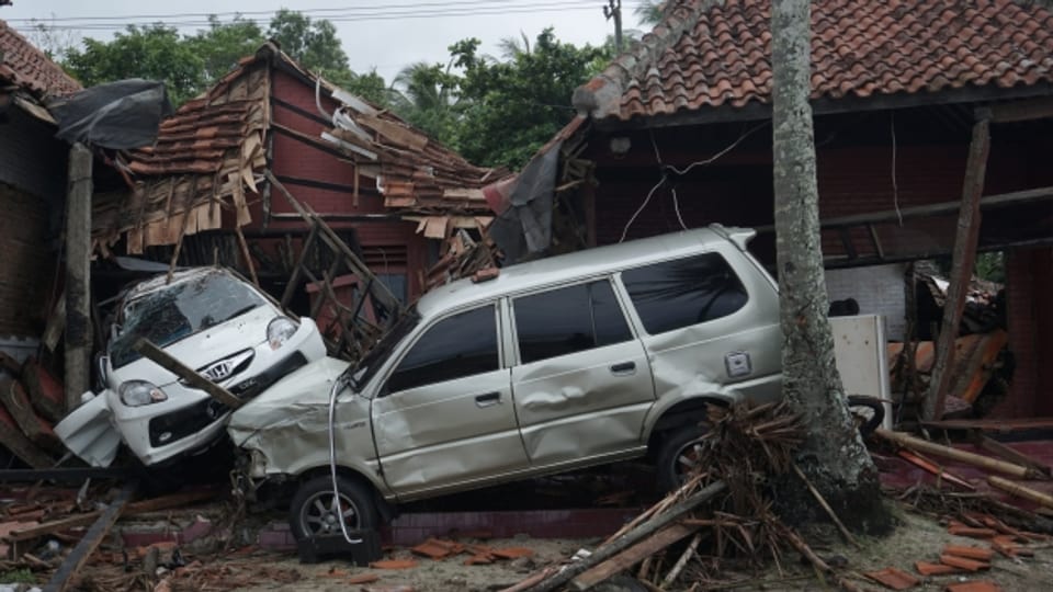 Erneut ist Indonesien von einem Tsunami betroffen; auf den Inseln Java und Sumatra kamen mindenstens 220 Menschen ums Leben, hunderte wurden verletzt.