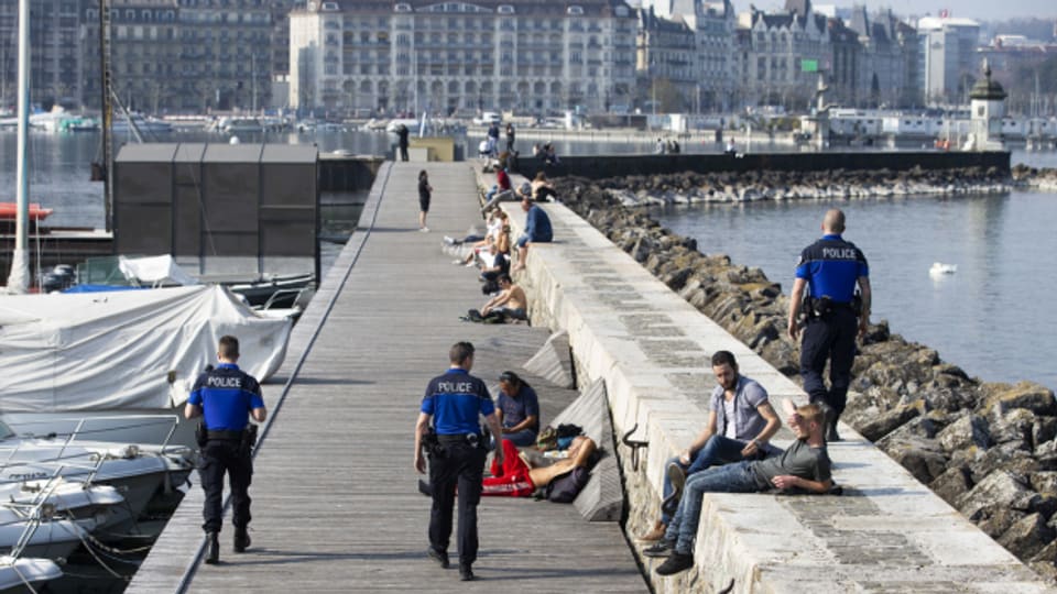 Polizisten patroullieren an der Genfer Seepromenade.