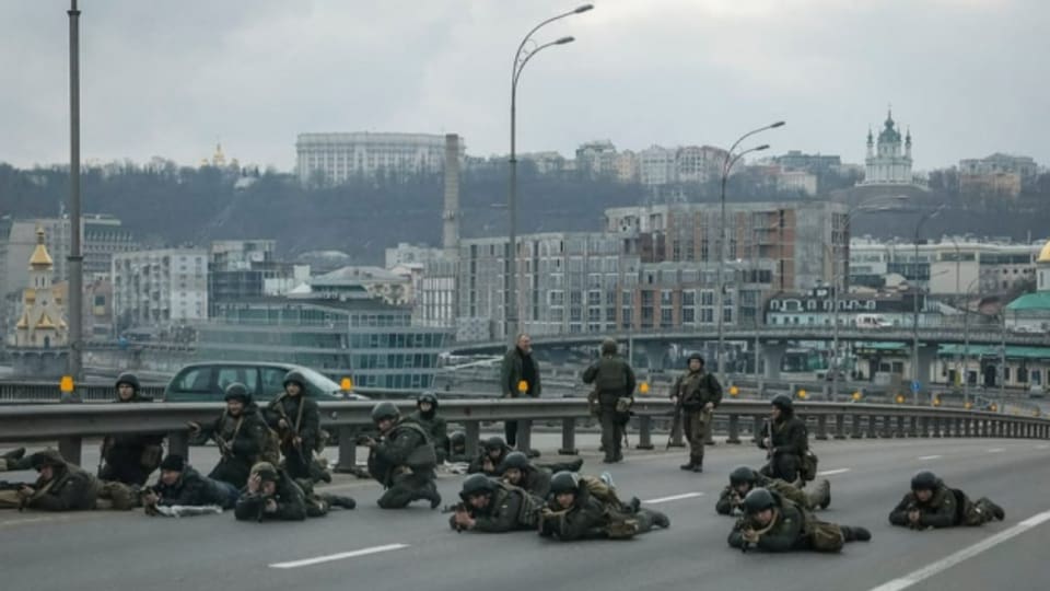 Soldaten der ukrainischen Nationalgarde beziehen am Freitag im Zentrum von Kiew Stellung.