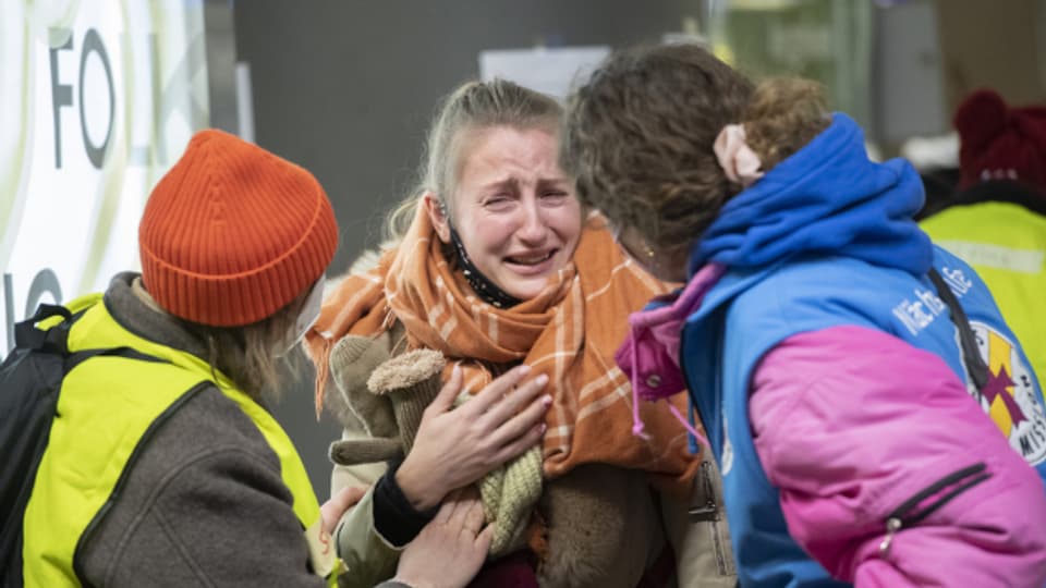Helferinnen kümmern sich heute am Hauptbahnhof Berlin um eine Frau aus der Ukraine. Die EU hat Pläne angekündigt, ukrainische Flüchtlinge für bis zu drei Jahre aufzunehmen.