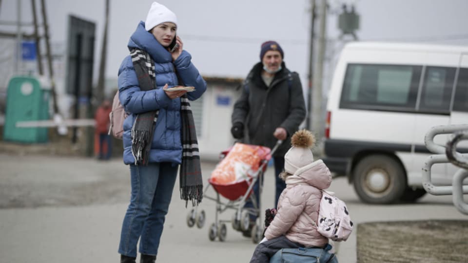 Flüchtlinge am Grenzübergang in Medyka in Polen (04. März). Mehr als 1 Million Menschen haben die Ukraine nach der Invasion Russlands verlassen. Sie sollen auch in der Schweiz Schutz finden.