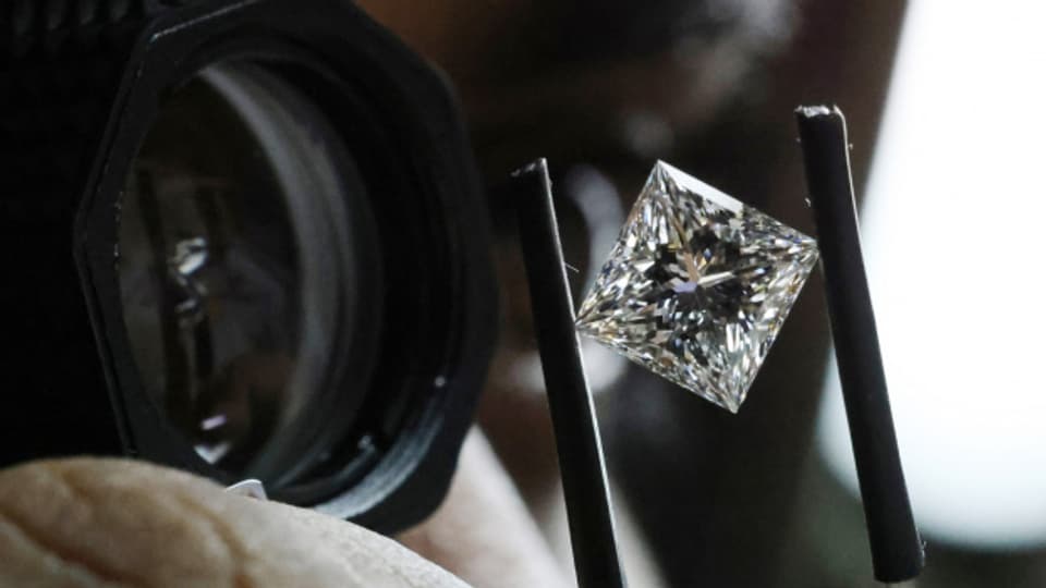 Ein Mitarbeiter von «Alrosa» bewertet die Qualität eines geschliffenen Diamanten in einer Schleiferei bei Wladiwostok.