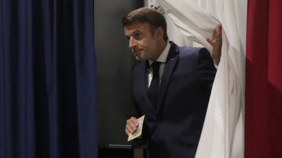 Der Präsident gibt seine Stimme ab: Emmanuel Macron heute in einem Wahllokal im nordfranzösischen Le Touquet.