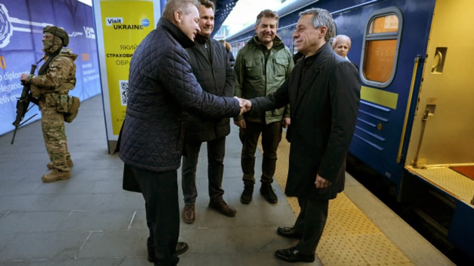 Bundespräsident Ignazio Cassis wird am Donnerstagmorgen am Bahnhof in Kiew von Behördenvertreten begrüsst.