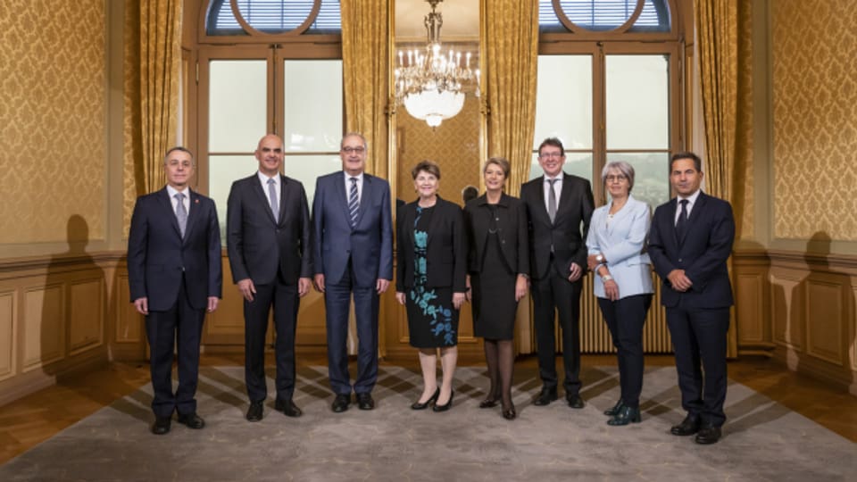 Albert Rösti übernimmt das UVEK, Elisabeth Baume-Schneider leitet künftig das Justizdepartement und Karin Keller-Sutter wird neue Finanzministerin