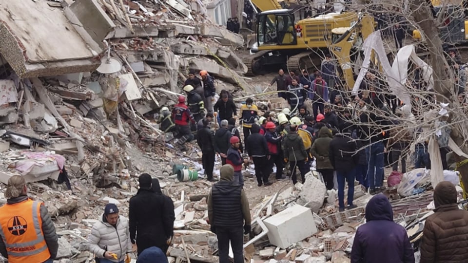 Rettungskräfte suchen in den Trümmern nach Überlebenden: Ein schweres Beben hat in der Türkei und in Syrien zahlreiche Tote gefordert.