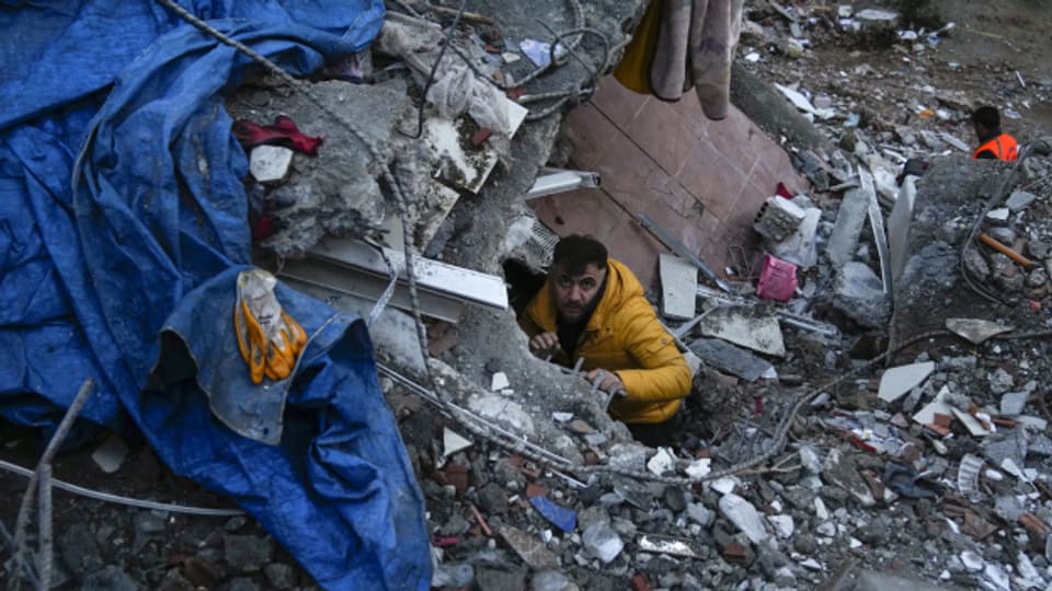 Mindestens 2300 Menschen sind bei den schweren Beben in der Türkei und in Syrien ums Leben gekommen.