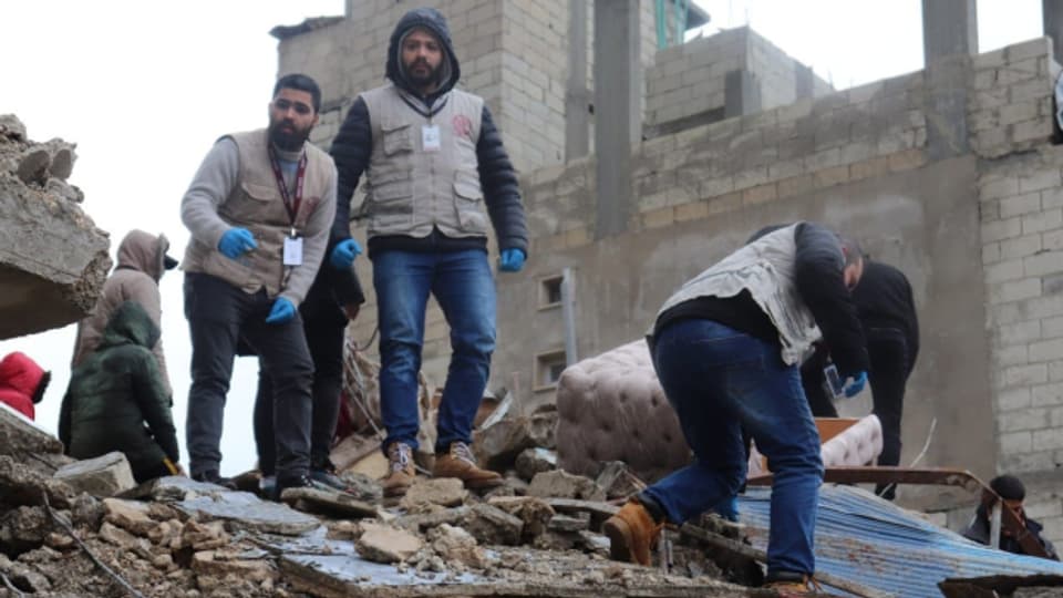 Die Schweizer Rettungskette ist in der Türkei im Einsatz. In Syrien helfen derzeit vor allem Nichtregierungsorganisationen.