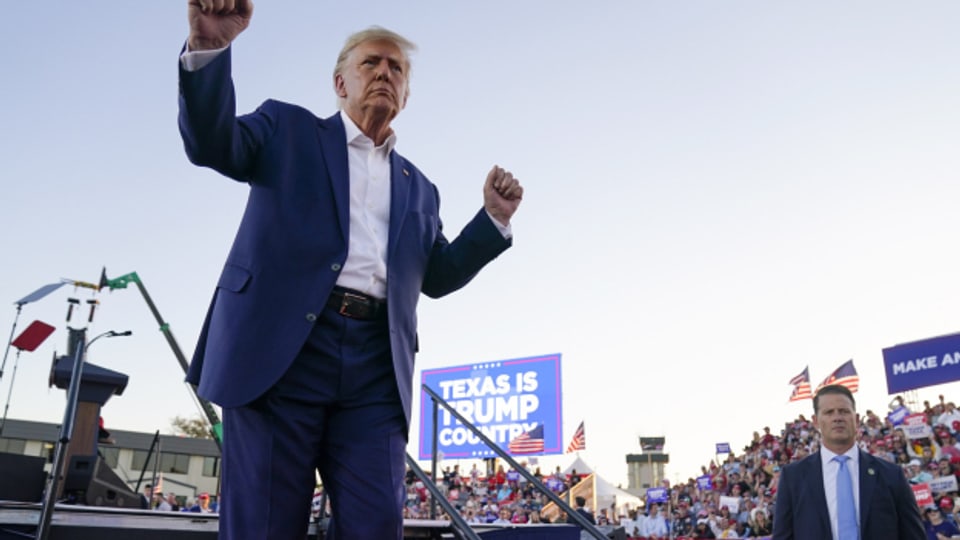 Donald Trump tanzt auf seiner ersten Wahlkampfveranstaltung für die Präsidentschaftskandidatur auf dem Flughafen von Waco im US-Bundesstaat Texas