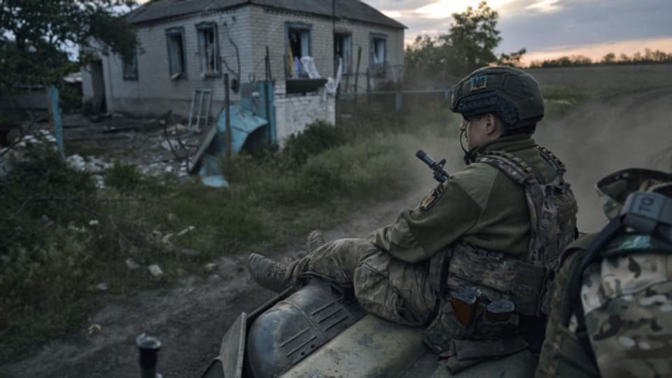Ein ukrainischer Soldat an der Frontline bei Luhansk.